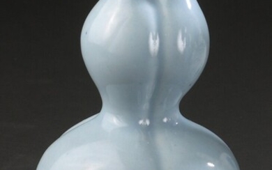 Vase double gourde trilobé en porcelaine bleu clair Chine, fin du XIXe siècle Représentant trois...
