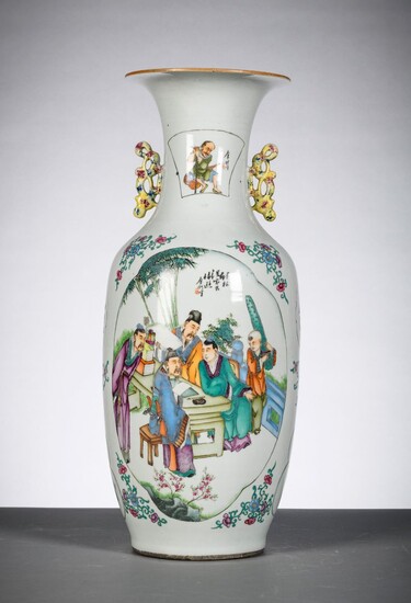 Vase en porcelaine de Chine avec double décor 'les sages inspectent des peintures' (h59.5 cm)...