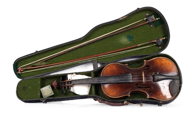 Violon avec deux archets Avec étui à violon Vers 1900 Longueur du violon 59 cm...