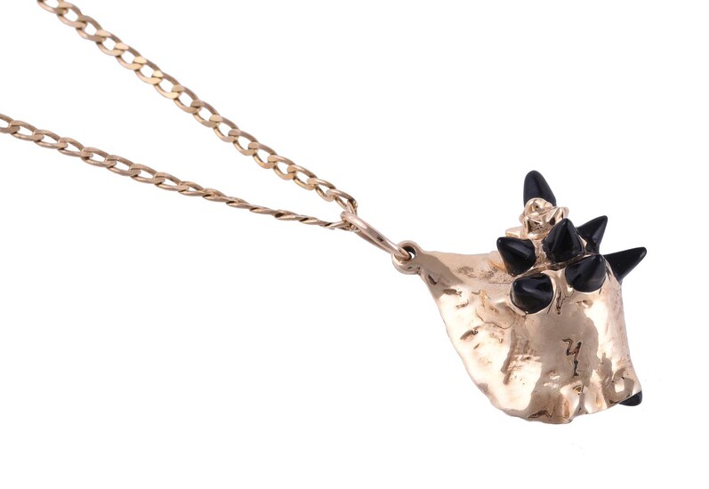 Y A BLACK CORAL AND GOLD COLOURED CONCH SHELL PENDANT