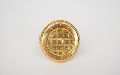 Yellow gold ring, decorated with geometric motifs.