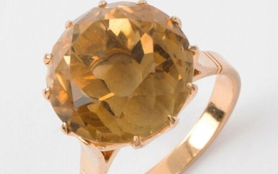 Yellow gold ring with a faceted round scapolite. The chiselled...