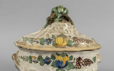 Zuppiera in ceramica policroma di forma barocca