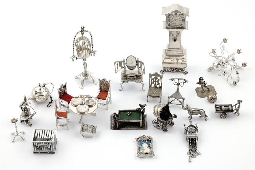 (-), collectie van 24 zilveren miniaturen waaronder staande...