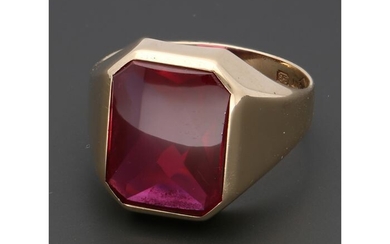 14 kt. Gold - Ring - 9.90 ct Synthetic Ruby
