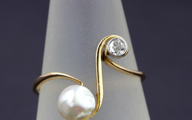 14CT PEARL AND DIAMOND CROSSOVER RING.