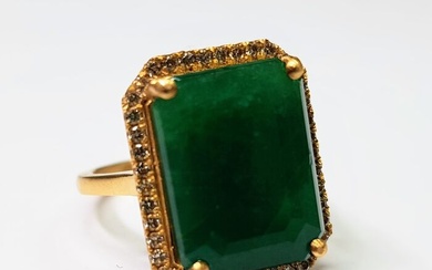 18 kt. Yellow gold - Ring - 9.90 ct Emerald - Diamonds