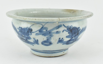 18TH CENTURY SWATOW BLUE AND WHITE BOWL 清 青花龙纹碗