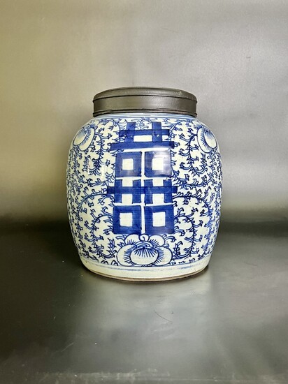十九世纪青花双喜罐 19THC BLUE AND WHITE DOUBLE HAPPINESS JAR
