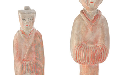 2 personnages mingqi debout en terre cuite, Chine, de style Han, les mains jointes, h. 31 cm et 25 cm