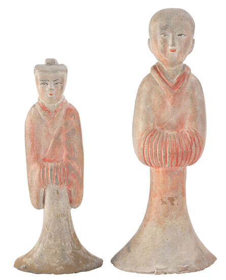 2 personnages mingqi debout en terre cuite, Chine, de style Han, les mains jointes, h. 31 cm et 25 cm
