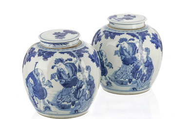 2 pots couverts en porcelaine, Chine, probablement XIXe s., décor en bleu de Fu, Lu et Shou, h. 23 cm