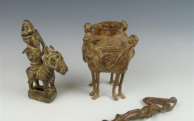 (-), 3 bronzen Afrikaanse voorwerpen waaronder figuur te...