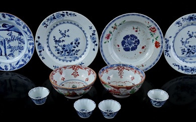 3 plats en porcelaine à décor floral, entre autres. Famille Rose, période Qianlong vers 1760,...