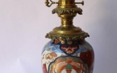 Imari. Lampe à huile de forme ovoïde en porcelaine…