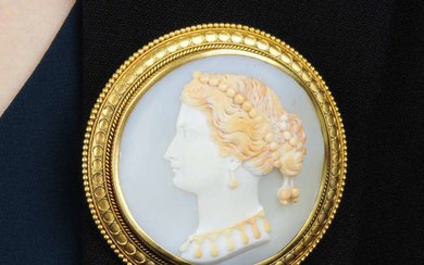 A late Victorian 18ct gold shell cameo brooch.Diameter