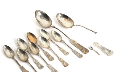 Various 19th-20th century silver-plated spoons, comprising of a porridge spoon, eight dinner spoons and a salt spoon. L. 7.2–39 cm. (10)