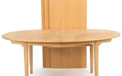 Hans J. Wegner: “JH 567”. Dining table of oak with extension and three extra leaves. Made by Johannes Hansen. (4)