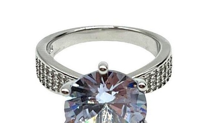 925 Sterling Silver Ring with Round Cut Austrian Crystal