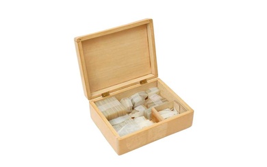 A BOX OF CHINESE MOTHER-OF-PEARL GAME COUNTERS 十九或二十世紀 螺鈿籌碼一組
