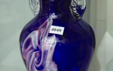 A BRISTOL BLUE GLASS VASE WITH MAUVE HIGHLIGHTS, H.30CM, LEONARD JOEL LOCAL DELIVERY SIZE: SMALL