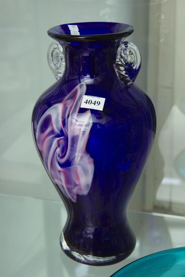 A BRISTOL BLUE GLASS VASE WITH MAUVE HIGHLIGHTS, H.30CM, LEONARD JOEL LOCAL DELIVERY SIZE: SMALL