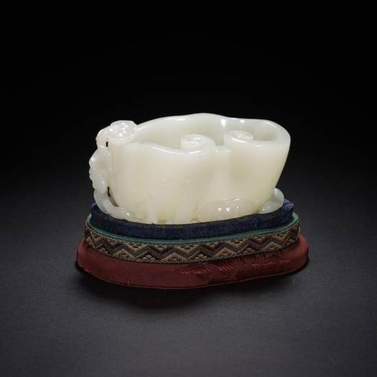 A CHINESE CARVED WHITE JADE LINGZHI BRUSH WASHER