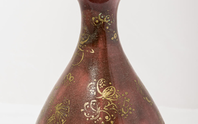 A CHINESE RED PORCELAIN VASE WITH GOLDEN FLOWERS FOR IMPERIAL...