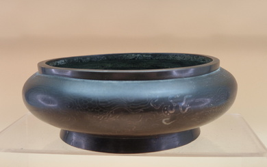 A CHINESE SILVER WIRE INLAID BRONZE SHALLOW BOWL, THE EXTERIOR INLAID WITH DRAGONS, SIX CHARACTER