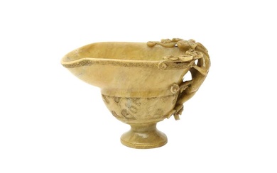 A CHINESE SOAPSTONE 'CHILONG' LIBATION CUP 十七或十八世紀 壽山石螭龍紋盃