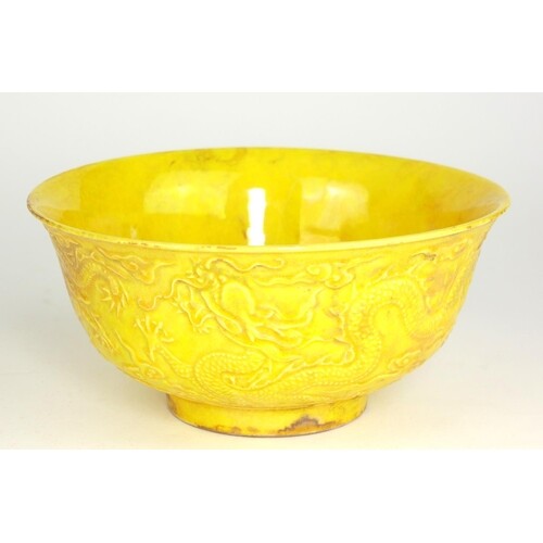 A CHINESE YELLOW GLAZED PORCELAIN BOWL Decorated with dragon...