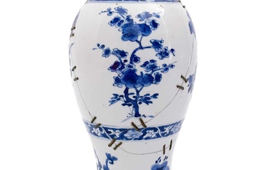 A Chinese blue and white porcelain vase, Kangxi period..