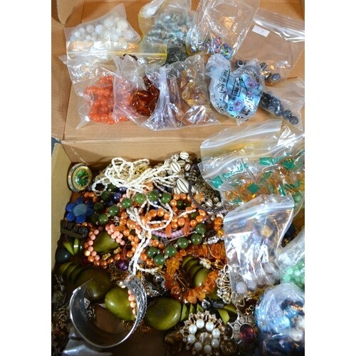 A Collection of Jewellery to include an amber bead necklace,...
