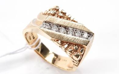 A DIAMOND SET SIGNET RING IN 10CT GOLD, SIZE X, TOTAL WEIGHT 7.9GMS