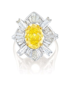 A Fancy Deep Yellow Diamond and Diamond Ring, 3.02克拉深彩黃色鑽石 配 鑽石戒指3.02克拉深彩黃色鑽石 配 鑽石戒指
