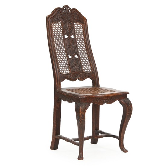 A French Régence walnut side chair. Wickerwork seat and back. Ca. 1720.