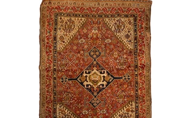 A HAND KNOTTED PERSIAN WOOL RUG, LATE 19TH / EARLY 20TH CENT...