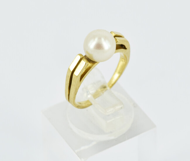 A MODERNIST SHAPED PEARL RING