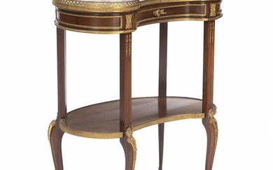 A Napoleon III mahogany and gilt bronze mounted kidney shaped table with marble top. C. 1880. H. 80 cm. W. 69 cm. D. 43 cm. – Bruun Rasmussen Auctioneers of Fine Art