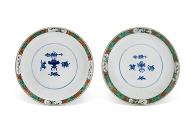 A PAIR OF BLUE AND WHITE AND FAMILLE VERTE CHARGERS, KANGXI PERIOD (1662-1722)