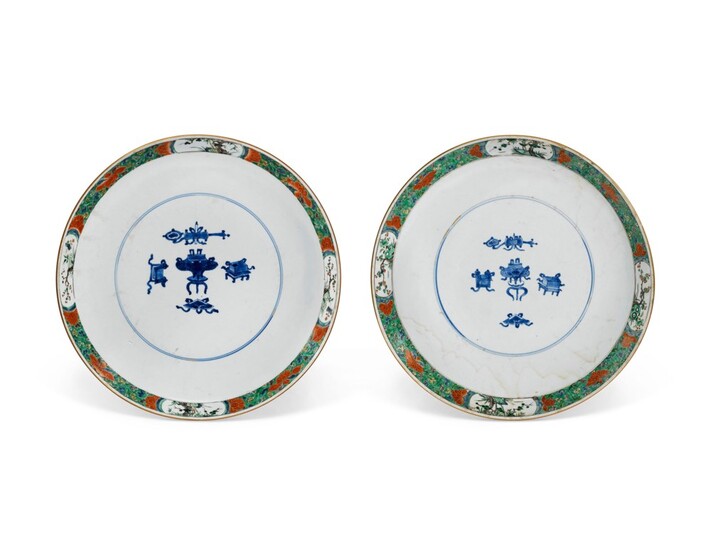 A PAIR OF BLUE AND WHITE AND FAMILLE VERTE CHARGERS, KANGXI PERIOD (1662-1722)