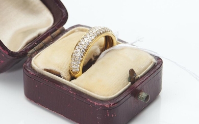 A PAVE SET DIAMOND RING IN 18CT GOLD, DIAMONDS TOTALLING 0.60CT, SIZE M, 4.9GMS