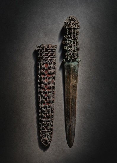 A RARE ARCHAIC BRONZE DAGGER AND SCABBARD EASTERN ZHOU DYNASTY, SPRING AND AUTUMN PERIOD