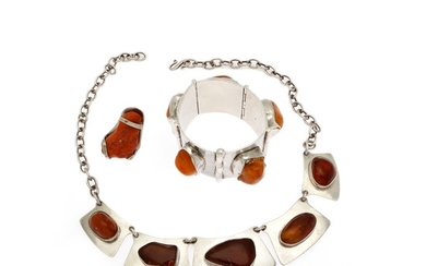 A. Ring: An amber jewellery set comprising a bracelet, a necklace and a ring set with numerous amber pieces, mounted in sterling silver. (3)