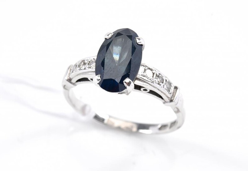 A SAPPHIRE AND DIAMOND RING IN 18CT WHITE GOLD,SIZE P-Q, 3.7GMS