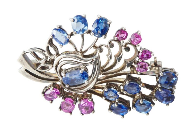 A SAPPHIRE FLORAL BROOCH IN SILVER, 41X27.5MM, 9GMS