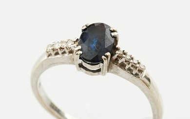 A SAPPHIRE, WEIGHING APPROXIMATELY 1.05CT, AND DIAMOND RING IN 9CT WHITE GOLD, SIZE P-Q, 2.2GMS