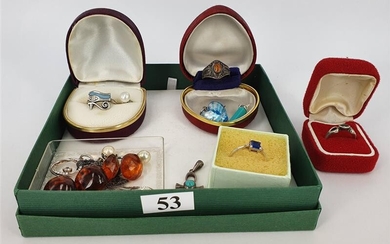 A SELECTION OF JEWELLERY