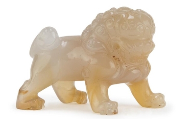 A SMALL CHINESE CHALCEDONY GUARDIAN LION SCULPTURE 20TH CENTURY.