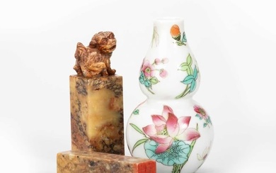 A SMALL CHINESE FAMILLE ROSE DOUBLE GOURD VASE